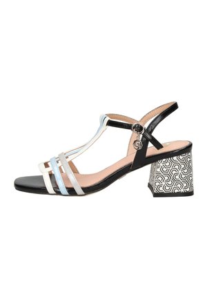 Sandalo con tacco a blocco nero con motivo geometrico sul tacco, sottili cinturini neri, bianchi e azzurri, e fibbia alla caviglia con charm.