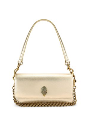 Prostokątna torebka w metalicznym złotym kolorze z górnym uchwytem, łańcuchowym zdobieniem u podstawy oraz małym dekoracyjnym emblematem na środku przedniej klapy.