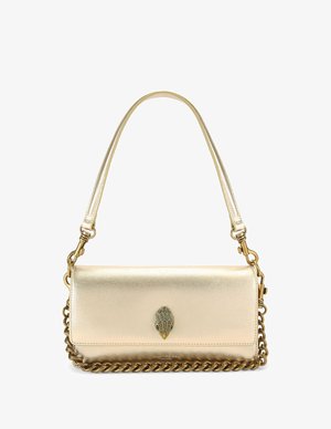 Rechteckige Handtasche aus metallischem Gold mit oberem Griff, Kettendetail entlang der Basis und kleinem dekorativem Emblem in der Mitte der vorderen Klappe.