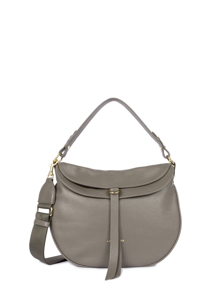 Sac à bandoulière en cuir gris avec une forme incurvée, un rabat supérieur et des accents en métal doré. Comprend une bandoulière amovible et réglable.