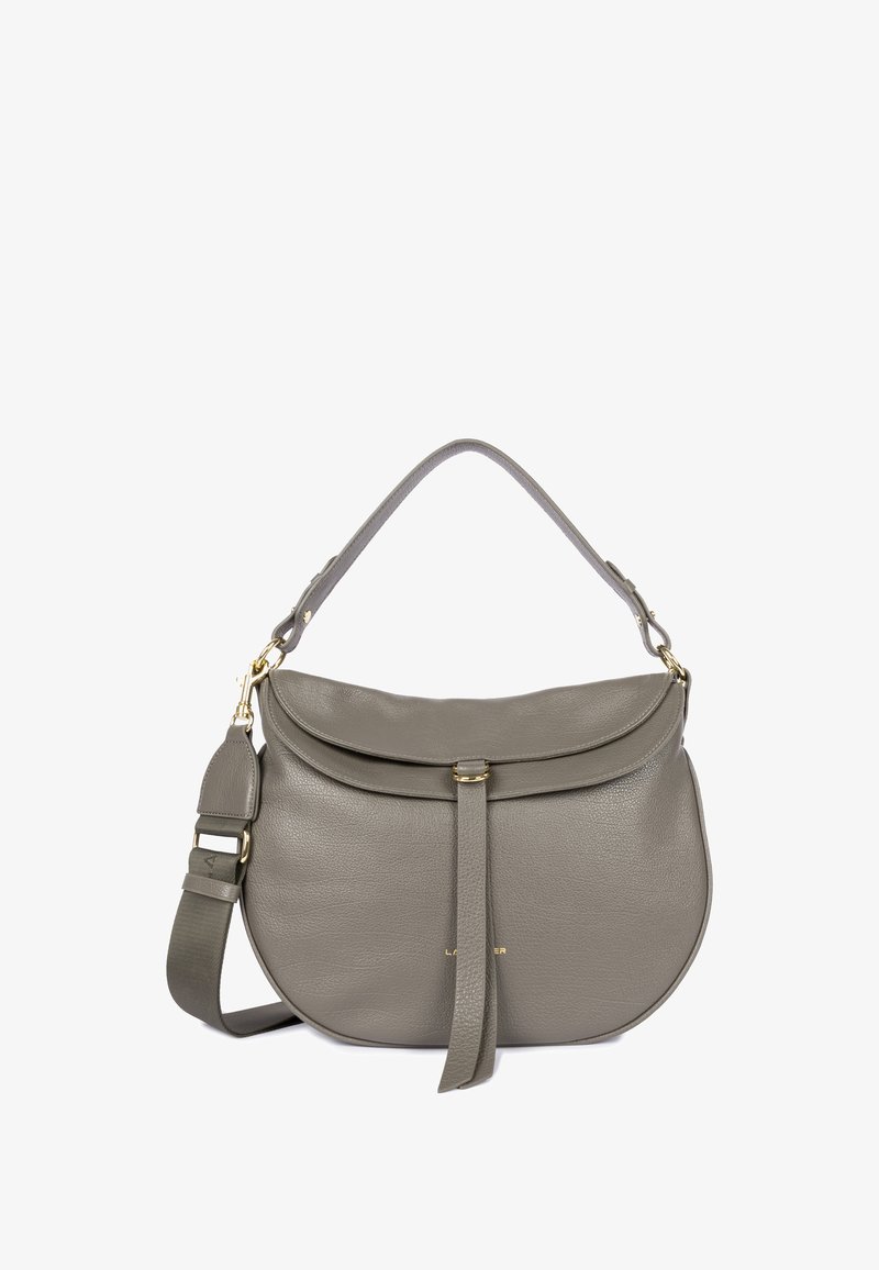 Borsa a spalla in pelle grigia con forma curvata, pattina superiore e dettagli in metallo dorato. Include una tracolla staccabile e regolabile.