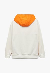 Hvid sweatshirt med en orange hætte, der har en afslappet pasform, ribbede manchetter og en blød tekstur. Ingen synlig branding eller mønstre.