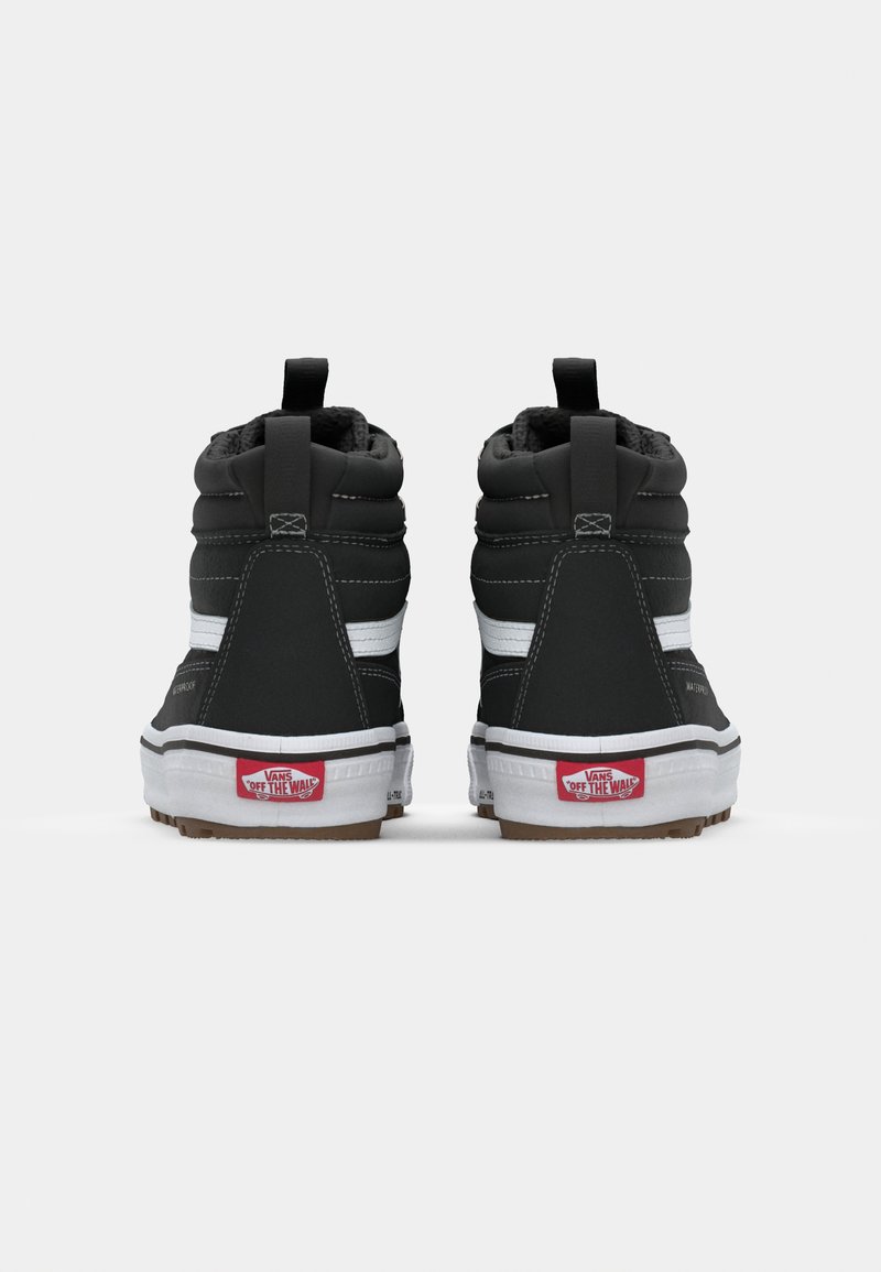 Schwarze High-Top-Sneaker mit grauen Akzenten, gepolstertem Kragen, weißen Seitenstreifen und rotem Logo an der Ferse; strukturiertes Gummiprofil.