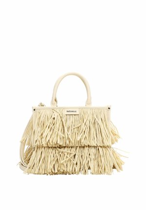 Béžová kabelka s dvojitou vrstvou střapců, zaoblenou horní rukojetí a malou obdélníkovou značkovou destičkou uprostřed přední části.