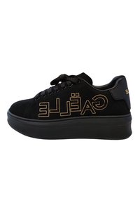 Sneaker in suede nera con suola spessa nera, dotato del logo dorato "GAELLE" sul lato, punta rotonda e design con lacci.