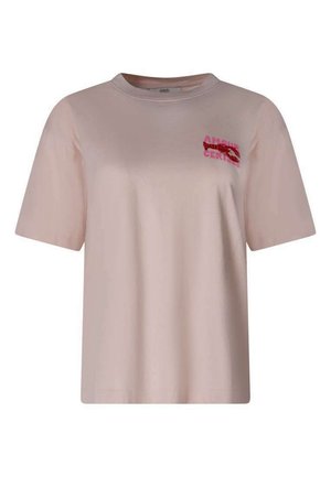 T-shirt en coton rose clair à manches courtes avec col rond, petit motif de lèvres rouges et texte "AMOUR CERISE" sur la partie supérieure gauche de la poitrine.