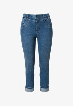 Jeans in denim azzurro chiaro con taglio dritto, orli risvoltati, tasche frontali e chiusura con bottone. Include dettagli di cuciture sottili.