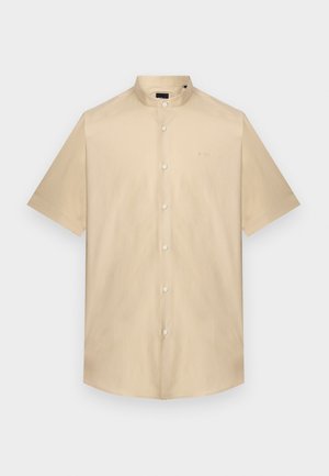 Chemise beige à manches courtes boutonnée avec col mandarin et logo "BOSS" subtil sur la poitrine gauche.