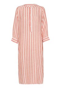 Gestreiftes Leinenkleid mit abwechselnd rosa und weißen Streifen, rundem Ausschnitt, drei Viertelärmeln und einer Knopfblende auf der Rückseite.