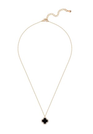 Collier chaîne en or avec un petit pendentif trèfle à quatre feuilles noir bordé de petites pierres claires et une chaîne à fermoir réglable.