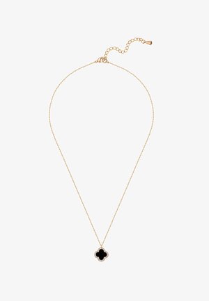 Collar de cadena de oro con un pequeño colgante de trébol de cuatro hojas negro, rodeado por pequeñas piedras transparentes y una cadena con cierre ajustable.