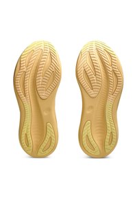 Une paire de semelles de chaussures de course présentant un schéma de couleurs jaune et crème, avec un motif texturé pour l'adhérence et des rainures de flexibilité.