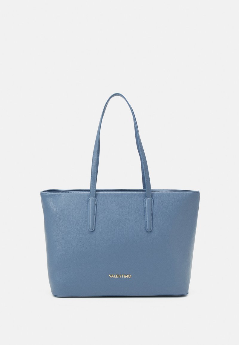 Blauwe leren tote bag met twee handvatten, gestructureerde vorm, textuur oppervlak en gouden "Valentino" logo aan de voorkant.