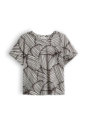 Wit t-shirt met korte mouwen met een zwart abstract geometrisch patroon van gebogen en rechte lijnen die onregelmatige vormen vormen.