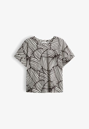 Wit t-shirt met korte mouwen met een zwart abstract geometrisch patroon van gebogen en rechte lijnen die onregelmatige vormen vormen.