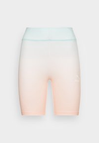 Shorts de sport taille haute jusqu'au genou avec un dégradé allant du bleu clair à la ceinture au pêche à l'ourlet, arborant un logo Puma.