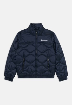 Casaco acolchoado azul marinho com fecho à frente, gola alta, padrão acolchoado e dois bolsos laterais. Apresenta o logo da Champion no peito.