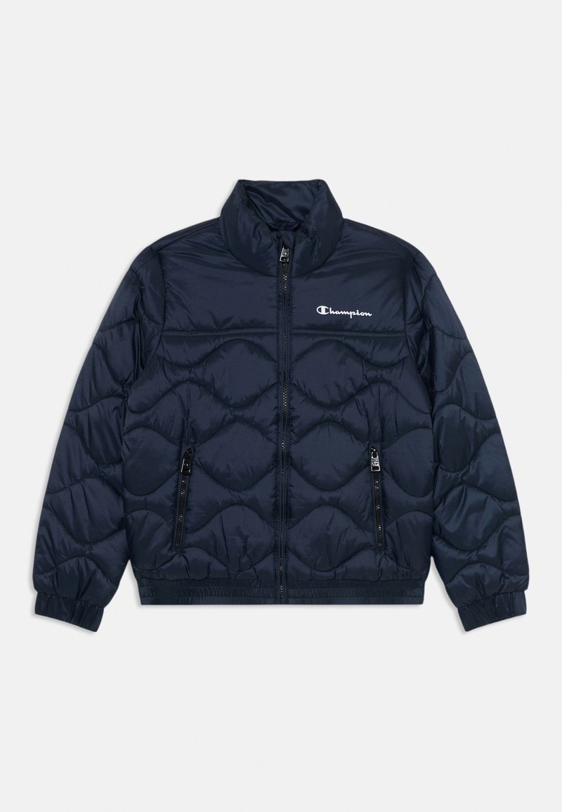 Giacca imbottita blu navy con zip frontale, colletto alto, motivo a trapunta e due tasche laterali. Presenta il logo Champion sul petto.