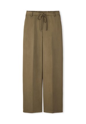 Pantalones de pierna recta color verde oliva con trabillas para cinturón y cierre frontal con cordón, mostrados sobre fondo blanco.