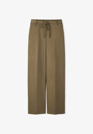 Pantalones de pierna recta color verde oliva con trabillas para cinturón y cierre frontal con cordón, mostrados sobre fondo blanco.