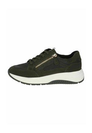 Sneaker verde in suede con pannello in rete nera testurizzata, dotato di una cerniera laterale, soletta bianca e suola in gomma scura.