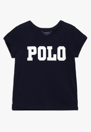T-paita, jossa on lyhyet hihat ja tummansininen puuvilla; etupuolella suurilla valkoisilla kirjaimilla on sana "POLO". Ympärileikattu kaula-aukko.