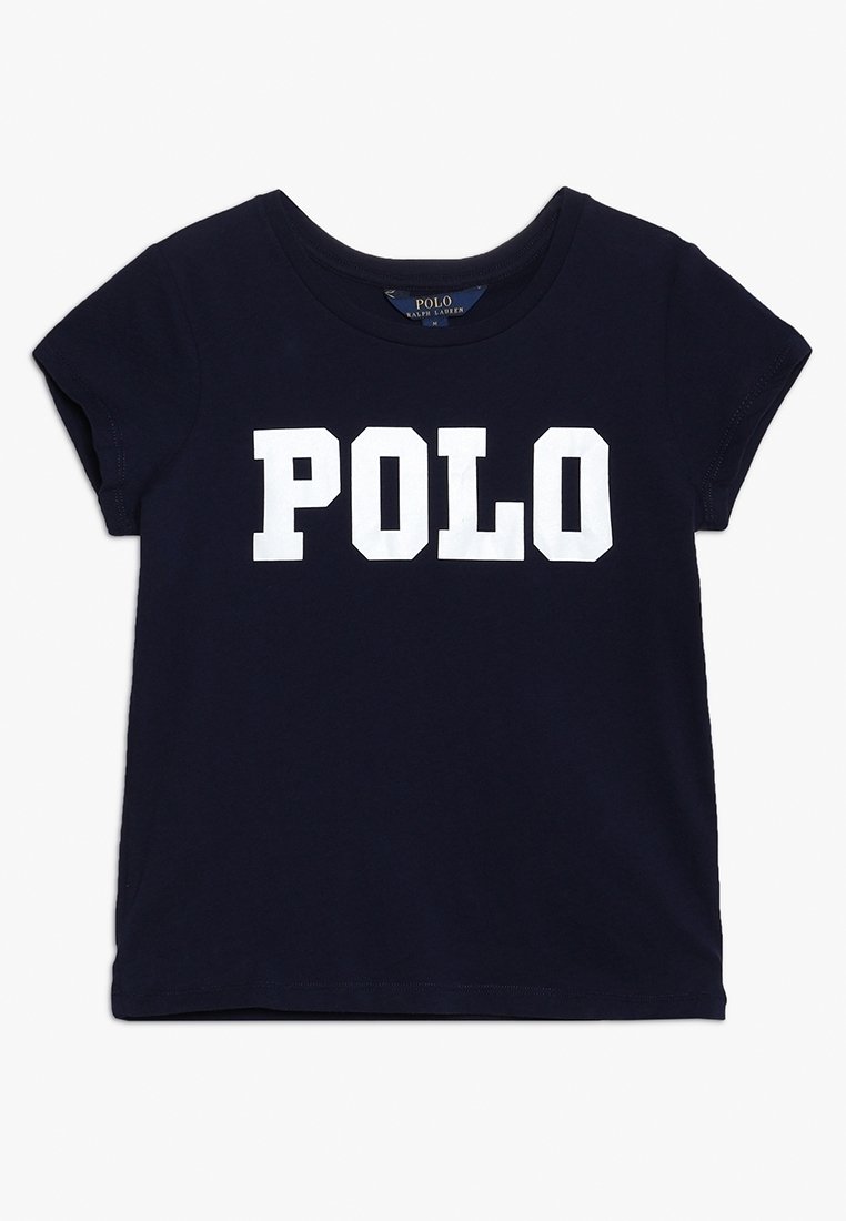 Marineblauwe katoenen t-shirt met korte mouwen; voorzien van grote witte blockletters die "POLO" over de borst spellen. Ronde hals.