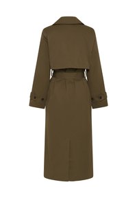Long trench-coat vert olive avec grand col, ceinture à la taille, poignets boutonnés et fente au dos, vu de dos.