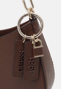 Guess NOELLE TOP ZIP SHOULDER BAG - Borsa a mano - marrone