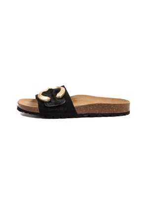 La sandale à glissière en suede noir présente un semelle en liège, des accents en métal texturé doré, et une semelle en caoutchouc avec un motif en vagues.
