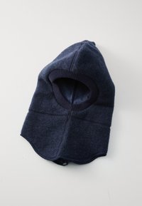 Marineblå ullbalaclava med avrundet form, ribbestrikkede kanter og åpning for ansiktet. Teksturert stoff med synlige sømdetaljer.