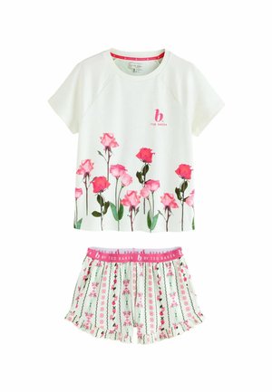 Korte mouwen witte top met een roze rozenprint en logo; bijpassende shorts met een roze tailleband en bloemenpatroon op een witte achtergrond.
