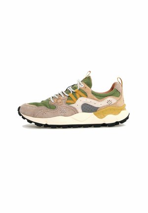 Mehrfarbiger Sneaker aus Wildleder und Mesh. Mit Akzenten in Grün, Beige, Grau und Gelb sowie einer strukturierten Gummisohle.