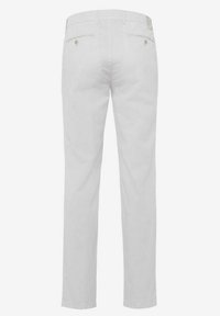 Pantalon blanc slim-fit vu de dos avec deux poches passepoilées boutonnées et des passants de ceinture à la taille.