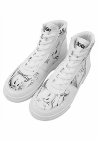 Hochschwarze weiße Sneakers mit Cartoon-Zeichnungen eines Vogels und Sternen, aus synthetischem Leder, mit runder Zehenpartie und Schnürdesign.