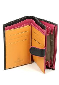 Lederen portemonnee met oranje en roze binnenkant, zwarte buitenkant. Heeft kaartvakjes en een drukknoopsluiting. Zachte textuur en contrasterende stiksels.