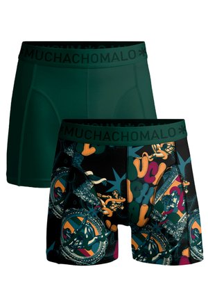 Dve boxerky, jedna jednofarebná tmavozelená a druhá čierna s farebným abstraktným umením a nápisom „Muchachomalo“ na páse.