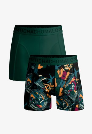Dve boxerky, jedna jednofarebná tmavozelená a druhá čierna s farebným abstraktným umením a nápisom „Muchachomalo“ na páse.