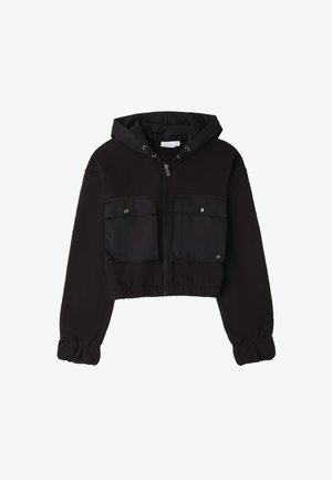 Felpa nera tagliata, realizzata in tessuto morbido, con due tasche frontali a toppa con chiusura a scatto e polsini elasticizzati. Dettaglio della cerniera argento.