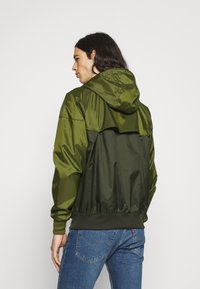 Nike Sportswear Corta-vento - sequoia/rough green