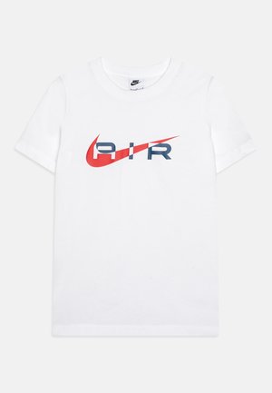 Camiseta de algodón blanca con un gran logo "AIR" en rojo y azul. Diseño de cuello redondo con mangas cortas y un dobladillo recto.