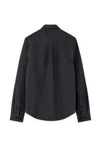 Hosszú ujjú sötétszürke ing, hegyes gallérral, finom textúrával és gombos mandzsettával. A háta középen pliszírozott.