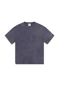 Camiseta de algodón de color azul marino con cuello redondo, mangas cortas, un bolsillo en el frente y un pequeño logo en la manga izquierda. Textura desgastada.