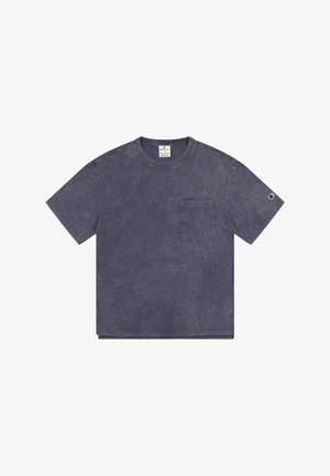 T-shirt in cotone blu navy con colletto a girocollo, maniche corte, taschino frontale e un piccolo logo sulla manica sinistra. Texture vissuta.