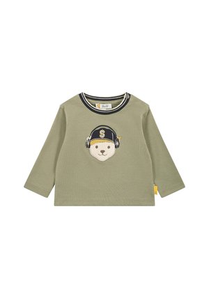Olivenfarbendes Langarmshirt mit einem gestickten Bärenkopf, der Kopfhörer und eine Kappe trägt. Kontrastierender schwarz-weißer gestreifter Ausschnitt.