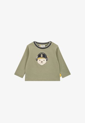 Olivenfarbendes Langarmshirt mit einem gestickten Bärenkopf, der Kopfhörer und eine Kappe trägt. Kontrastierender schwarz-weißer gestreifter Ausschnitt.