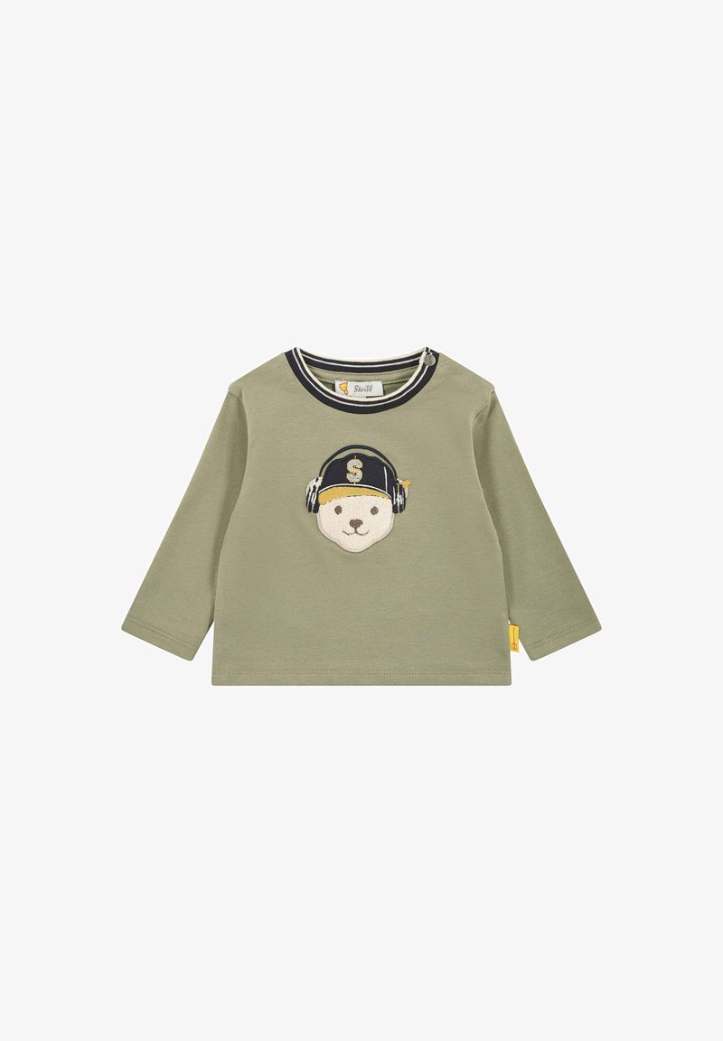 Olivenfarbendes Langarmshirt mit einem gestickten Bärenkopf, der Kopfhörer und eine Kappe trägt. Kontrastierender schwarz-weißer gestreifter Ausschnitt.