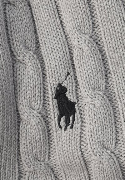 Γκρι πλεκτό ύφασμα με μεγάλα σχέδια καλωδίων και μικρό κεντημένο μαύρο λογότυπο παίκτη πόλο στο κέντρο.