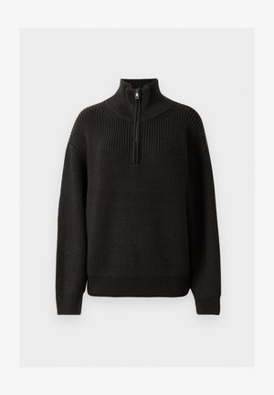 Maglione nero lavorato a maglia con colletto alto e mezza zip. Presenta un tessuto testurizzato e polsini a costine. Vestibilità ampia con orlo dritto.