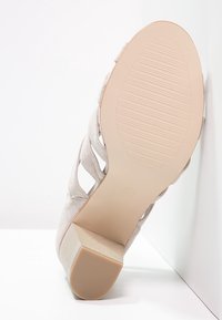 Pier One Varrelliset sandaalit - light grey